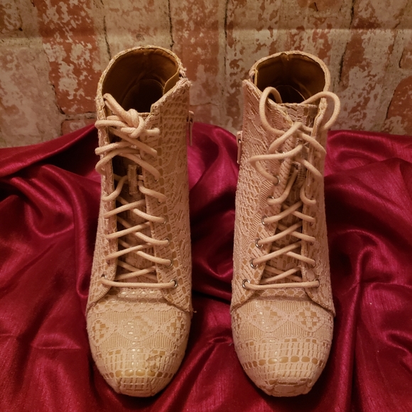 Blush bootie heeled in Size 7 NWOT - Picture 1 of 5